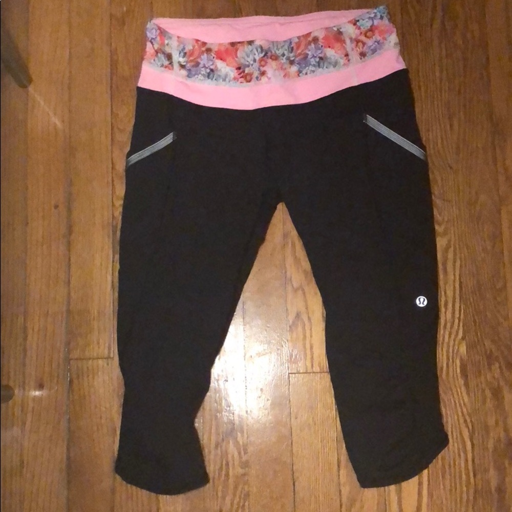 Mint cond Lululemon crop capris w floral waistband
